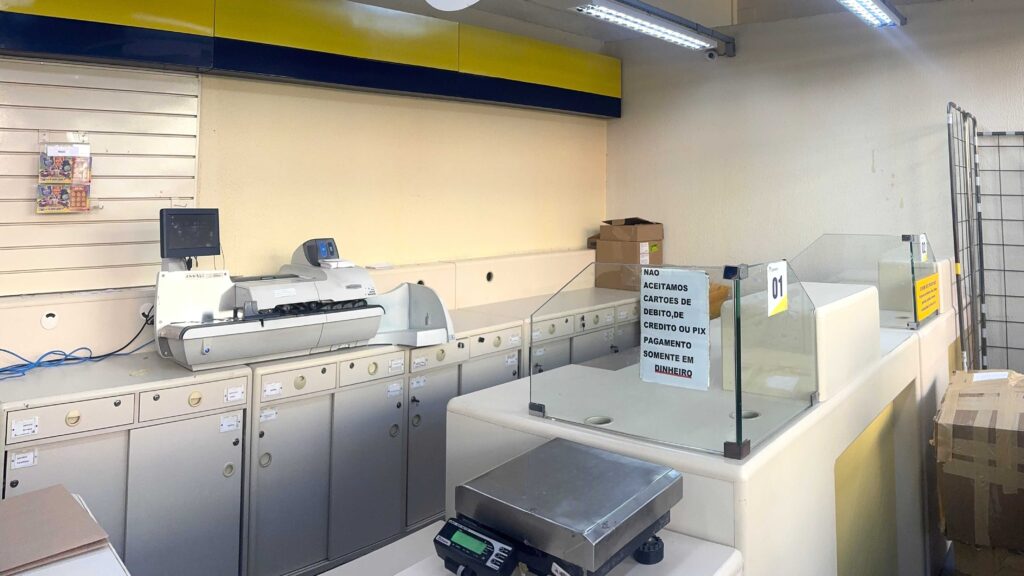 Interior de uma loja com balcões e equipamentos.