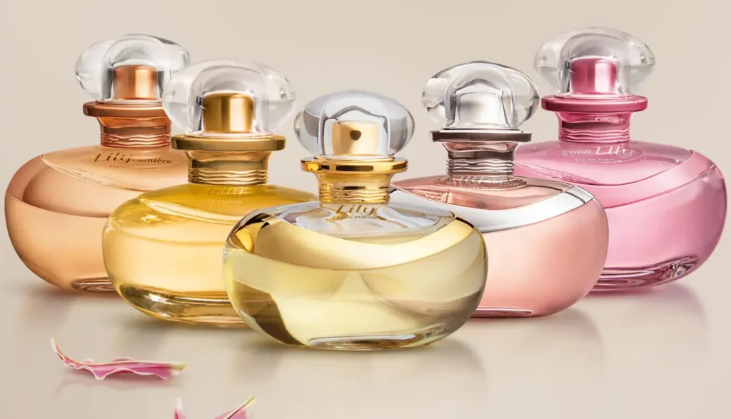 Fileira de diversos perfumes Lily do Boticário, alinhados em uma mesa. 