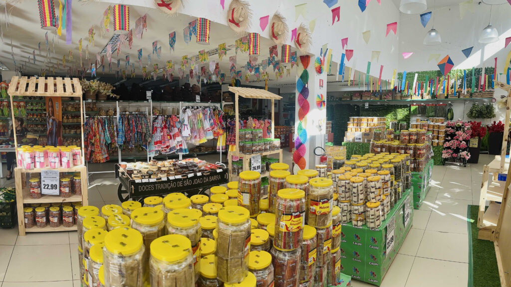 Loja decorada com produtos típicos e bandeirinhas coloridas