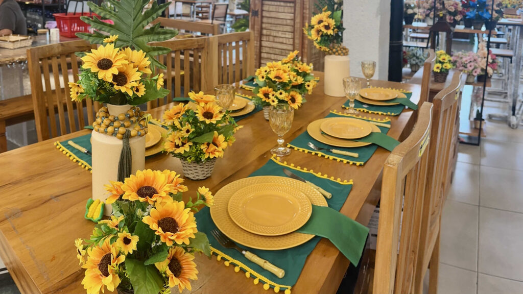 Mesa decorada com girassóis e louça amarela