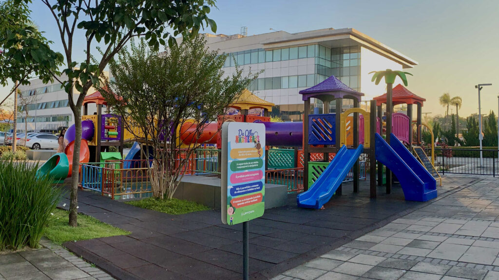 Parque infantil colorido com escorregadores e brinquedos