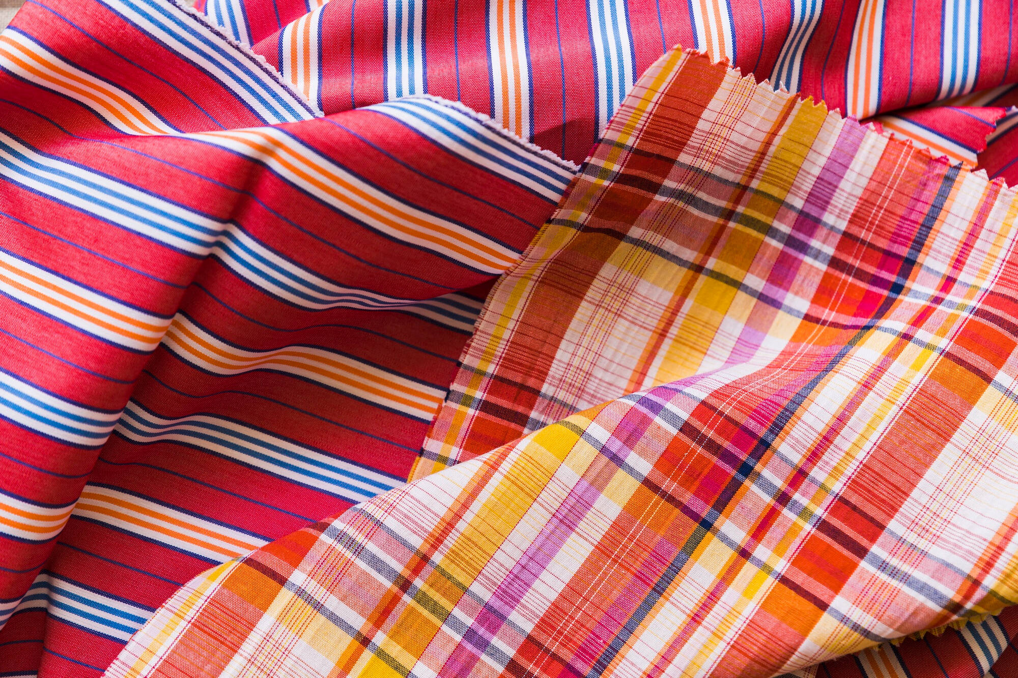 Tecido colorido com listras e padrão quadriculado