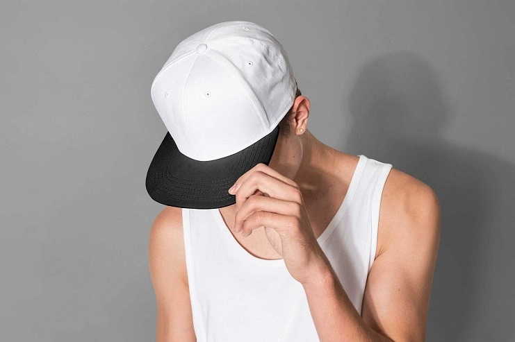 39d120cc imgi 49 teenage boy white snapback cap tank top street fashion shoot 53876 102299 Jovem usando boné branco e preto em fundo cinza.