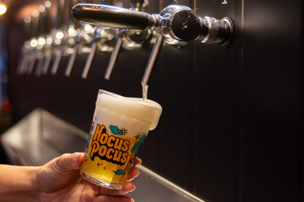 42562d5f HOCUSPOCUS4 Cerveja sendo servida em copo Hocus Pocus.