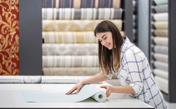 a7ffbb6b young woman store chooses wallpaper her home concept repair shopping 169016 4482 Mulher escolhendo papel de parede em loja.